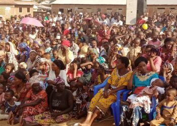 RDC : Des habitants d’Uvira réitèrent leur soutien au Chef de l’État, Bahati Lukwebo et Luc Mulimbalimba Masururu