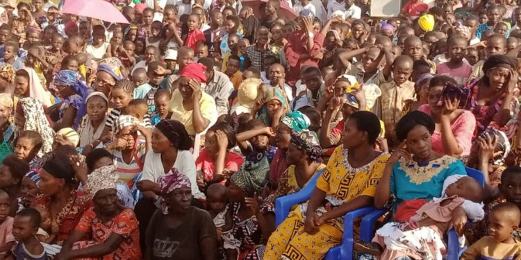 RDC : Des habitants d’Uvira réitèrent leur soutien au Chef de l’État, Bahati Lukwebo et Luc Mulimbalimba Masururu