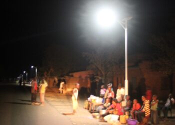 Sud-Kivu : Des habitants d’Uvira saluent l’installation des lampadaires par Luc Mulimbalimba