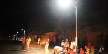Sud-Kivu : Des habitants d’Uvira saluent l’installation des lampadaires par Luc Mulimbalimba