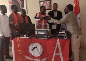 Sud-Kivu : L’honorable Luc Mulimbalimba renforce la fédération de son parti politique AFDC-A des outils informatiques