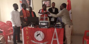 Sud-Kivu : L’honorable Luc Mulimbalimba renforce la fédération de son parti politique AFDC-A des outils informatiques