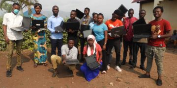 l’Honorable Luc Mulimbalimba dote les étudiants de l’UCU et l’ISTU des ordinateurs portables