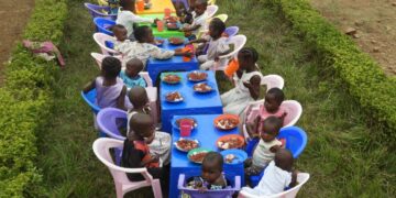 Uvira : L’honorable Luc Mulimbalimba Soutient les Orphelins du Camp des déplacés internes de Kasenga dans le Territoire et Ville Uvira