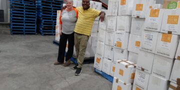 Sud-Kivu – Uvira : L’honorable Luc Mulimbalimba et son organisation MHCD reçoit un don de 3000 kits Hygiéniques pour Femmes en provenance de l’Australie