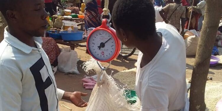 Le comite de gestion du marché de Kamanyola achète des pèses pour les vendeurs des produits agricoles en guise de contribution locale au développement du Système d’Information sur le Marché (SIM)
