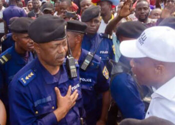 Marche de Lamuka à Kinshasa : Fayulu et Muzito embarqués et escortés de force par les éléments de la Police