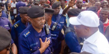 Marche de Lamuka à Kinshasa : Fayulu et Muzito embarqués et escortés de force par les éléments de la Police