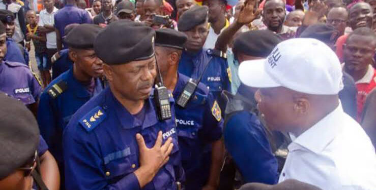 Marche de Lamuka à Kinshasa : Fayulu et Muzito embarqués et escortés de force par les éléments de la Police