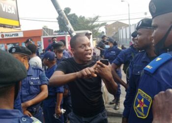 RDC : Agression brutale du journaliste Patient Ligodi pendant la marche de Lamuka, le JED exige des excuses officielles de la PNC