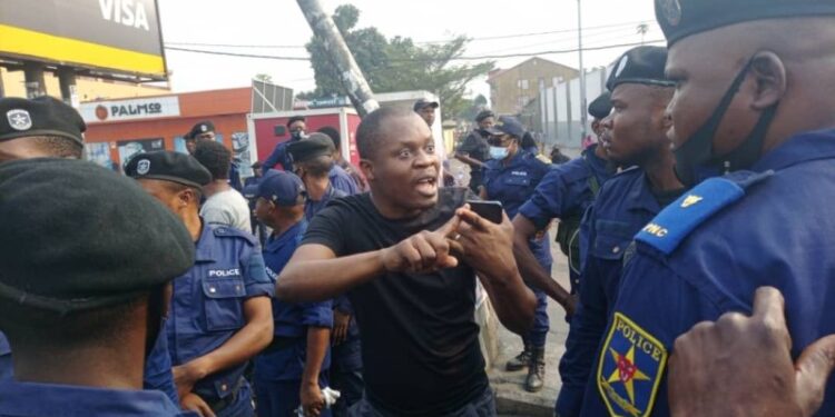 RDC : Agression brutale du journaliste Patient Ligodi pendant la marche de Lamuka, le JED exige des excuses officielles de la PNC