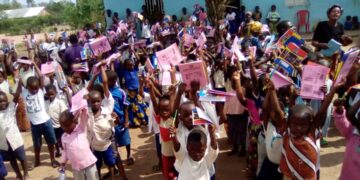 Sud-Kivu : Le village de Sange à Uvira bénéficie d’une école primaire gratuite de l’honorable Luc Mulimbalimba et son organisation MHCD