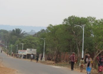 Sud-Kivu : Réinstallation des lampadaires solaires dans les rues de la cité de Luvungi par le député national Luc Mulimbalimba