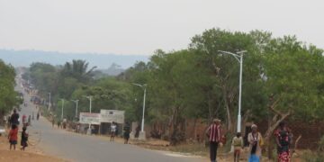 Sud-Kivu : Réinstallation des lampadaires solaires dans les rues de la cité de Luvungi par le député national Luc Mulimbalimba