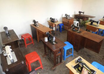 Uvira : l’Hon Luc Mulimbambalimba dote le Complexe Scolaire MHCD de Luvungi d’une salle technique en coupe et couture