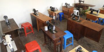 Uvira : l’Hon Luc Mulimbambalimba dote le Complexe Scolaire MHCD de Luvungi d’une salle technique en coupe et couture