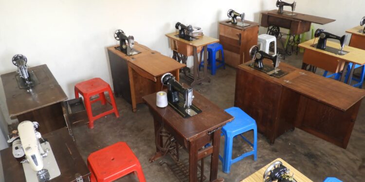 Uvira : l’Hon Luc Mulimbambalimba dote le Complexe Scolaire MHCD de Luvungi d’une salle technique en coupe et couture