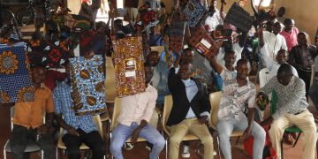 Uvira : Pâques 2022, L’honorable Luc MULIMBALIMBA a fêté avec les Agents de son Organisation MHCD a Cette Occasion 