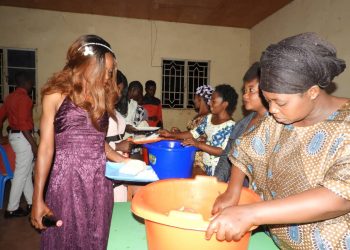 Uvira/Luvungi : L’honorable Luc MULIMBALIMBA célèbre la fête de Pâques avec les agents de son organisation MHCD