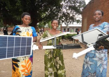 Sud-Kivu : Installation d’Eclairage Public Solaire dans la cité de Luvungi par l’Honorable Luc Mulimbalimba