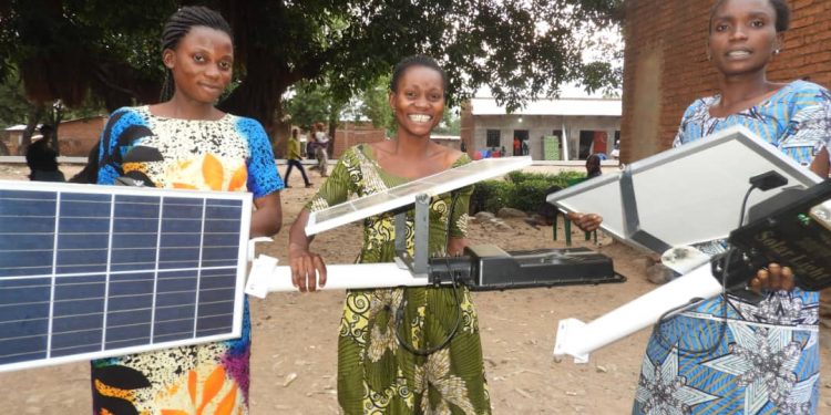 Sud-Kivu : Installation d’Eclairage Public Solaire dans la cité de Luvungi par l’Honorable Luc Mulimbalimba