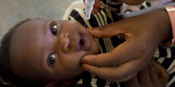 Un enfant reçoit un vaccin contre la poliomyélite au Burundi