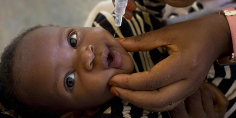Un enfant reçoit un vaccin contre la poliomyélite au Burundi