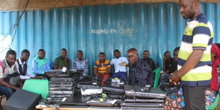 Uvira : l’honorable Luc Mulimbalimba distribue des ordinateurs portables à tous les enseignants du Complexe Scolaire MHCD de Luvungi