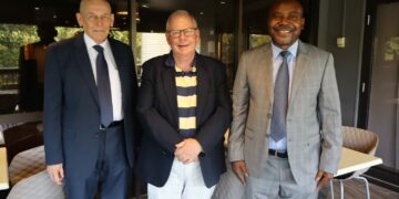 Australie : en visite à Canberra, Luc Mulimbalimba a échangé avec le Professeur Matthieu Neuhaus