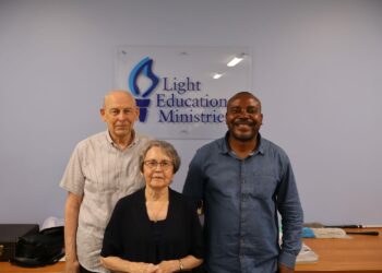 Australie : le Dr Luc Mulimbalimba obtient un accord de partenariat entre l’organisation LEM et le MHCD