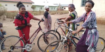 Uvira : le Dr Luc Mulimbalimba distribue des vélos aux staffs de la MHCD Luvungi