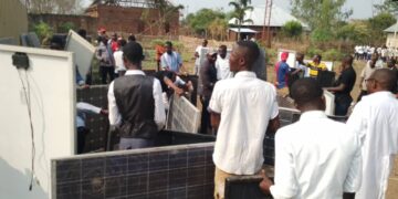 Uvira : le Dr Luc Mulimbalimba distribue des panneaux solaires aux professeurs du Complexe Scolaire MHCD de Luvungi