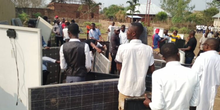 Uvira : le Dr Luc Mulimbalimba distribue des panneaux solaires aux professeurs du Complexe Scolaire MHCD de Luvungi