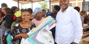 Burundi : En visite au camp de réfugiés de Kishemere à Cibitoke, l’honorable Luc Mulimbalimba vient en aide aux femmes et aux enfants